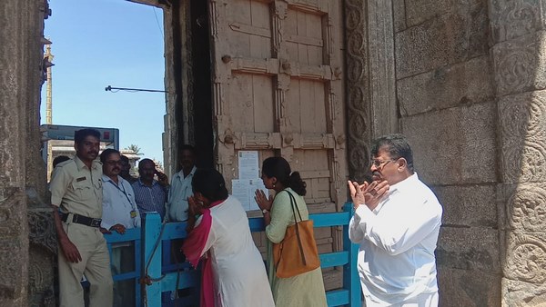 ಸಾರ್ವಜನಿಕರ ನಿರ್ಬಂಧದೊಂದಿಗೆ ಪೂಜಾ ಕೈಂಕರ್ಯ