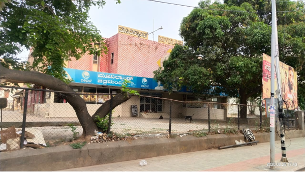 ಕಟೌಟ್ ಗಳೇ ಕಣ್ಣೀರಿಡುತ್ತಿವೆಯೋ ಏನೂ ಎಂದು ಬಾಸವಾಗುತ್ತಿದೆ