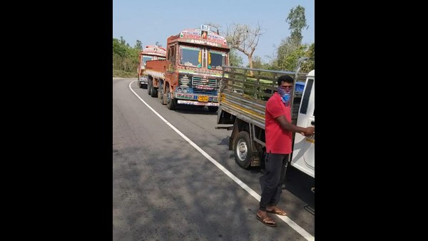 ತರಕಾರಿ ತುಂಬಿಕೊಂಡು ಬರುವ ವಾಹನಗಳು