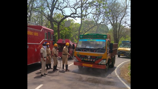 ವಾಹನಗಳಿಗೆ ಔಷಧಿ ಸಿಂಪಡಣೆ