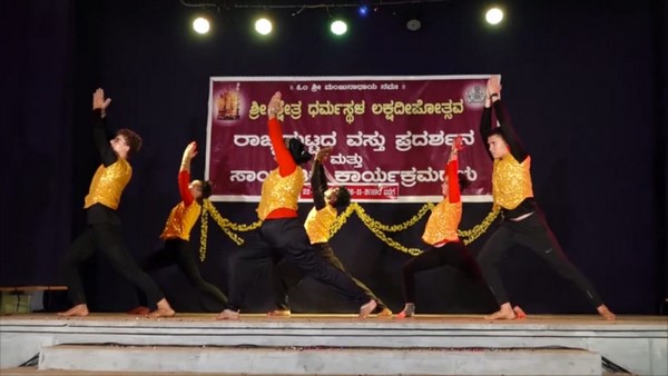 ಇಲ್ಲಿನ ಮಕ್ಕಳಿಗೆ ಇವರಿಂದ ಇಂಗ್ಲಿಷ್ ಪಾಠ