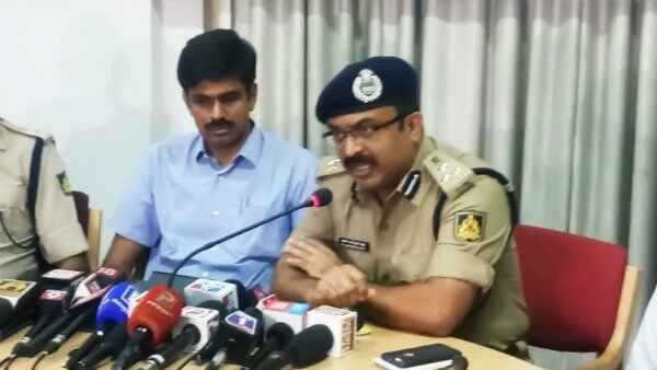 ಕಗ್ಗಂಟಾದ ಸಂಪರ್ಕಿತ ವ್ಯಕ್ತಿಗಳ ಲೆಕ್ಕಾಚಾರ