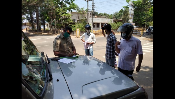 ಕಾರವಾರದಲ್ಲಿ ವಾಹನ ಸವಾರರಿಗೆ ದಂಡದ ಬಿಸಿ