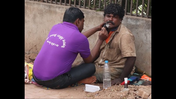 ಪ್ರತಿದಿನ ನಿರ್ಗತಿಕರಿಗೆ, ಭಿಕ್ಷುಕರಿಗೆ ಮಧ್ಯಾಹ್ನದ ಊಟ