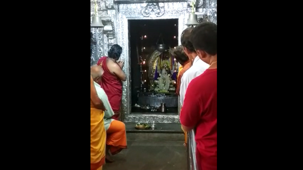 ಶಿವಲಿಂಗದ ಬಲಭಾಗದಿಂದ ಹೂವು ಬಿದ್ದಿದೆ