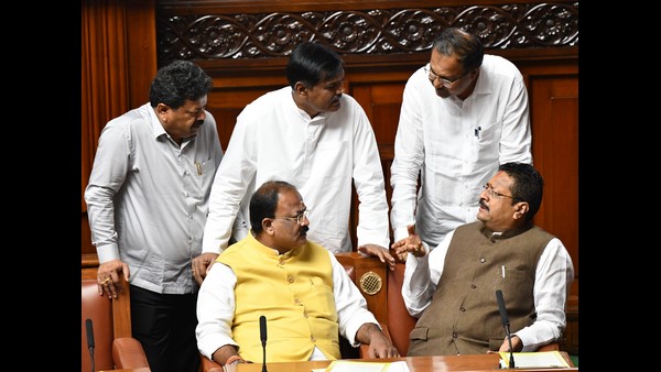 ಸ್ವಾತಂತ್ರ್ಯ ಹೋರಾಟಗಾರರ ಹೆಸರಿನಲ್ಲಿ ಕೆಸರೆರಚಾಟ!