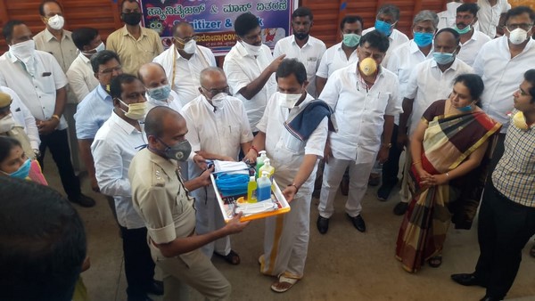 ಸಿಎಂಗೆ ಅಭಿನಂದನೆ ಸಲ್ಲಿಸಿದ ಡಿಕೆಶಿ