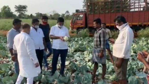 ಜನರಿಗೆ ಹಂಚಿಕೆ ಮಾಡಲಿರುವ ಸಂಸದ
