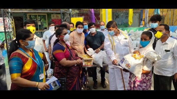 ತಮ್ಮ ಬೆಂಬಲಿಗರ ಜೊತೆಗೆ ಗುಂಪಾಗಿ ಬಂದು