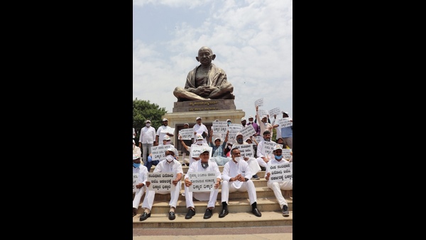 ನಾಯಕರಿಗೆ ಟೋಪಿ ಹಾಕಿದ ಕೆಪಿಸಿಸಿ ಸಿಬ್ಬಂದಿ