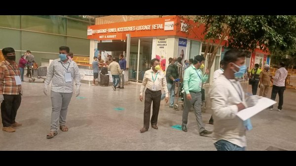 ನಿಲ್ದಾಣಕ್ಕೆ ಆಗಮಿಸಿದ ಪ್ರತಿಯೊಬ್ಬರ ತಪಾಸಣೆ