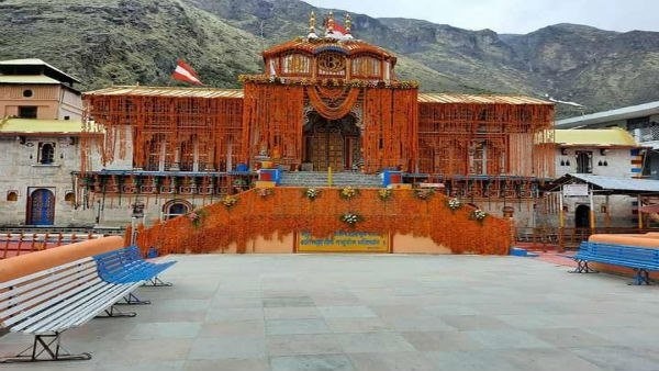 ಶುಕ್ರವಾರ ಸಂಪ್ರದಾಯ ಬದ್ದವಾಗಿ ಬದರೀನಾಥನಿಗೆ ಪೂಜೆ