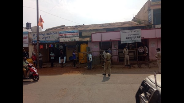 ಸಾಮಾಜಿಕ ಅಂತರ ಕಾಯ್ದುಕೊಂಡು ಖರೀದಿ