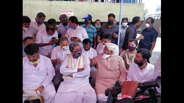 ಡಿಕೆಶಿ ಮತ್ತು ಸಿದ್ದರಾಮಯ್ಯ, ಪ್ರಯಾಣಿಕರನ್ನು ಉದ್ದೇಶಿಸಿ ಮಾತನಾಡಿದರು