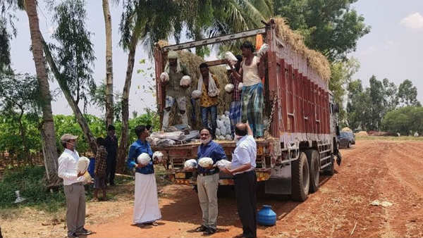 ಅಧಿಕಾರಿಗಳಿಗೆ ಧನ್ಯವಾದ ಸಲ್ಲಿಸಿದ ರೈತ