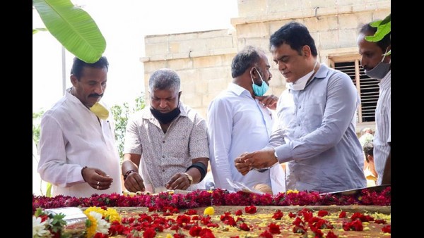 ವಿಮಾನ ನಿಲ್ದಾಣದಲ್ಲಿ ಪ್ರತಿಮೆ