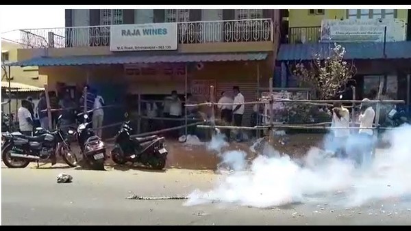 ಮದ್ಯದಂಗಡಿ ಮುಂದೆ ಪಟಾಕಿ ಸಿಡಿಸಿ ಸಂಭ್ರಮಿಸಿದ ಜನ