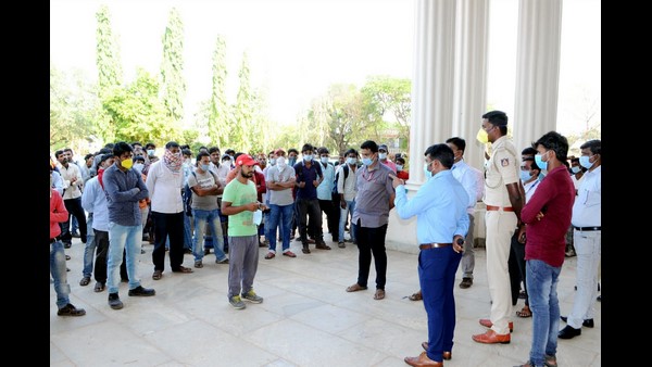 ತಹಶೀಲ್ದಾರ್ ಬಳಿ ಅಳಲು ತೋಡಿಕೊಂಡ ಕಾರ್ಮಿಕರು