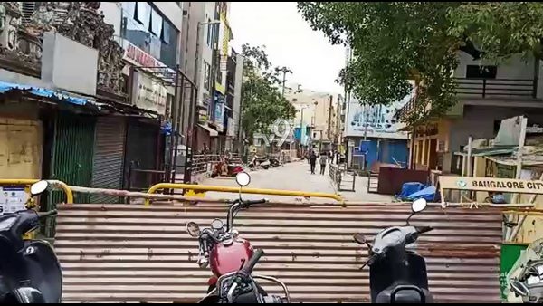 ಎಸ್ ಪಿ ರೋಡ್ ಸೀಲ್ಡ್ ಡೌನ್