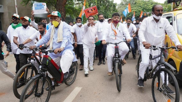 ಸೈಕಲ್ ಏರಿದ ನಾಯಕರು