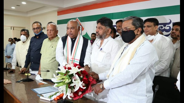 ಖರ್ಗೆ ನಾಮಪತ್ರ ಸಲ್ಲಿಕೆ