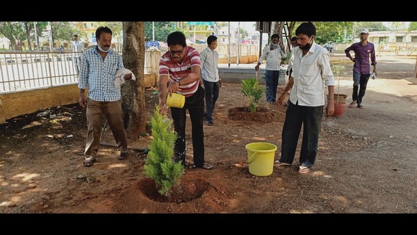 ಹೂ ಗಿಡಗಳನ್ನು ನೆಟ್ಟು ತಮ್ಮ ಪರಿಸರ ಪ್ರೇಮ