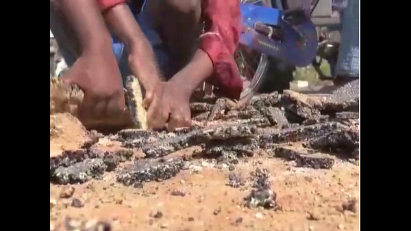 ಕಳಪೆ ಕಾಮಗಾರಿ ಎಂದು ಆಕ್ರೋಶಗೊಂಡ ಜನ