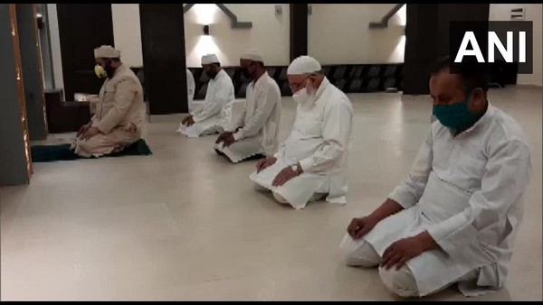 ಮಾಸ್ಕ್ ಧರಿಸುವುದು ಮತ್ತು ಸಾಮಾಜಿಕ ಅಂತರ ಕಡ್ಡಾಯ