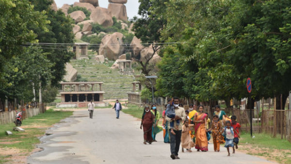 ಸ್ಮಾರಕಗಳನ್ನು ಕಂಡು ಪ್ರವಾಸಿಗರು ಪುಳಕಿತರಾದರು
