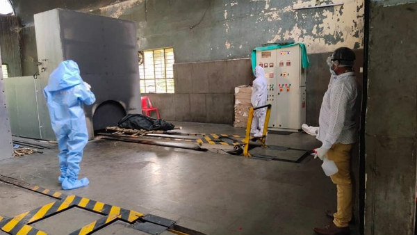 Daughter Performs Last Rites Of Father Who Dies Due To COVID 19 Daughter Performs Last Rites Of Father Who Dies Due To COVID 19