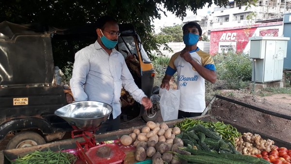 ತರಕಾರಿ ಮಾರುತ್ತಿರುವ ಅಕೌಂಟೆನ್ಸಿ ಉಪನ್ಯಾಸಕ