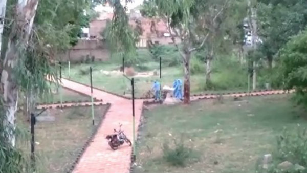 ಸೈಕಲ್ ಮೇಲೆ ಶವ ಸಾಗಿಸಿ ಸಂಸ್ಕಾರ