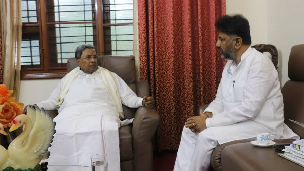 ಕಠಿಣ ಪರಿಸ್ಥಿತಿಯಲ್ಲಿ ರಾಜಕೀಯ ಕಷ್ಟ