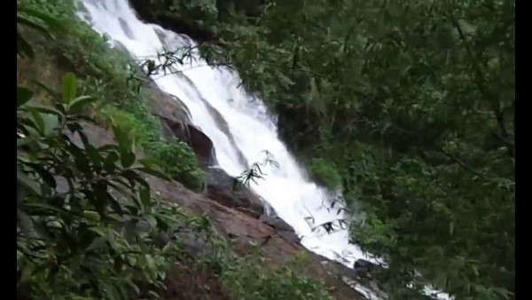 ನಾಲ್ಕುನಾಡು ಅರಮನೆ ಎದುರು ಜಲಧಾರೆ