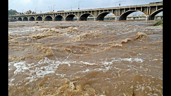 ವೈಗೈ ನದಿ ಅಪಾಯದ ಮಟ್ಟವನ್ನು ಮೀರಿ ಹರಿಯುತ್ತಿತ್ತು