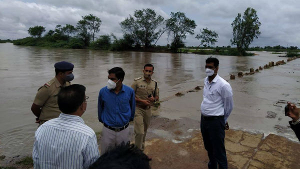 Gadag DC Inspects Flood Situation Of Benne Halla Gadag DC Inspects Flood Situation Of Benne Halla