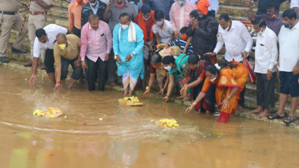 Shivamogga: Minister KS Eshwarappa Offered Bagina To Tunga River Shivamogga: Minister KS Eshwarappa Offered Bagina To Tunga River