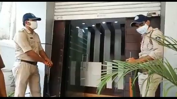 ಎರಡು ಕ್ರಿಕೆಟ್ ಮೈದಾನಗಳೂ ಇವೆ