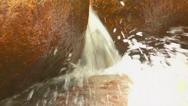 ಜಲರಾಶಿ ಕಣ್ತುಂಬಿಕೊಳ್ಳುತ್ತಿರುವ ಜನ