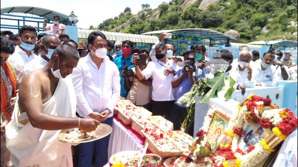 ಆಹ್ವಾನಿತರು ಒಟ್ಟಿಗೆ ದೋಣಿ ವಿಹಾರ ಮಾಡಿದರು