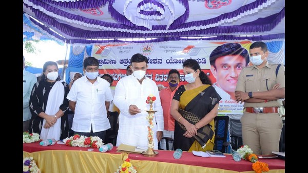 ಹಕ್ಕುಪತ್ರ ವಿತರಿಸಿದ ಸುಧಾಕರ್