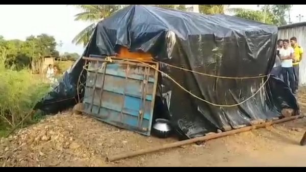 Belagavi: Family Living In Tractor Trolly By The Fear Of Ghataprabha River Flood Belagavi: Family Living In Tractor Trolly By The Fear Of Ghataprabha River Flood