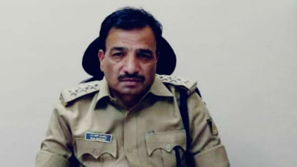 ಕಸ್ಟಡಿಯಲ್ಲಿದ್ದಾಗ ಮೊಬೈಲ್ ಬಳಕೆ