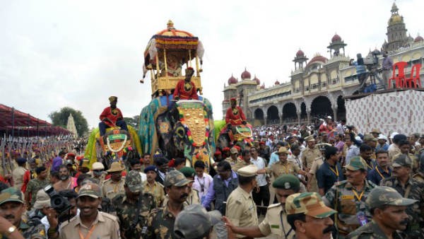 ಕೊರೊನಾ ವಾರಿಯರ್ಸ್ ಅವರಿಂದ ದಸರಾ ಉದ್ಘಾಟನೆ
