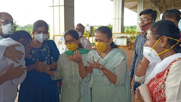 ದೆಹಲಿಯಿಂದ ಮರಳಿದ ಅಂಗಡಿ ಕುಟುಂಬ