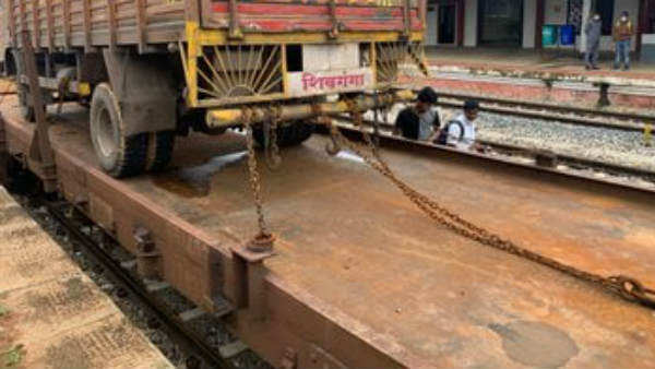 ಸರಕು ತುಂಬಿದ ಲಾರಿಗಳು