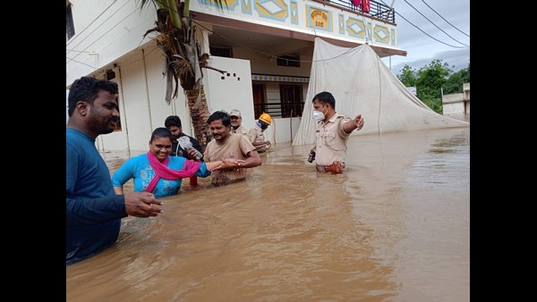 ಸ್ಥಳೀಯರ ನೆರವಿನೊಂದಿಗೆ ರಕ್ಷಣಾ ಕಾರ್ಯ