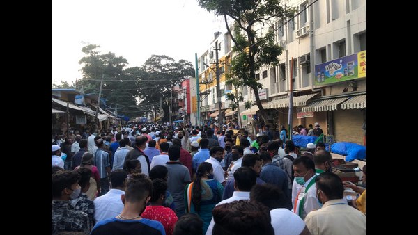 ಜೆಸಿಬಿಯಲ್ಲಿ ದೋಚುತ್ತಿದ್ದಾರೆ