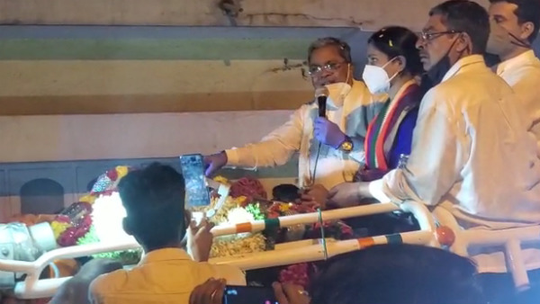ಸಿದ್ದರಾಮಯ್ಯ ಅವರೊಂದಿಗೆ ರೋಡ್ ಶೋ