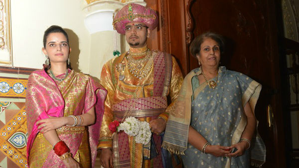 ದಿನ ನಿತ್ಯ ಸಿಂಹಾಸನವೇರಿ ದರ್ಬಾರ್